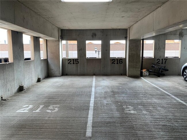 Building Photo - 300 Wall St