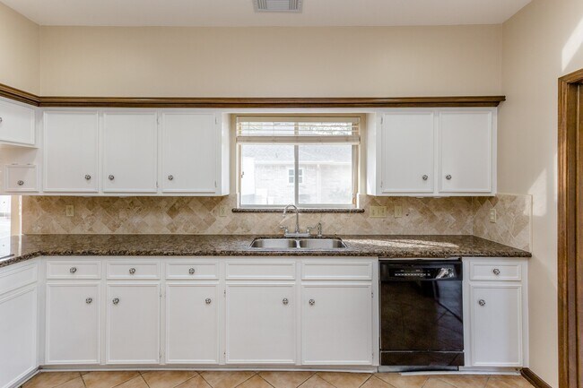 Building Photo - 1703 Plantation Dr
