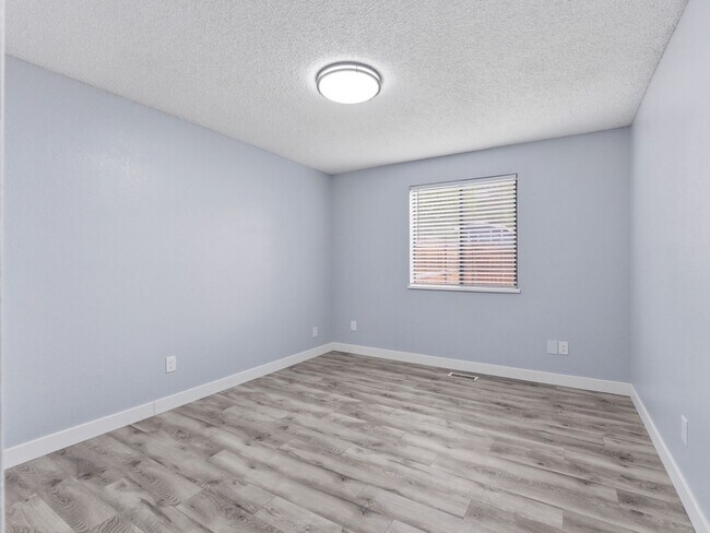 Building Photo - Palisade Perfection: Remodeled Condo Steps from Downtown!