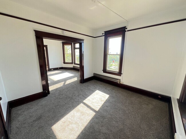 Building Photo - 2+ Bedroom Apartment - AVAILABLE AUGUST 1st!
