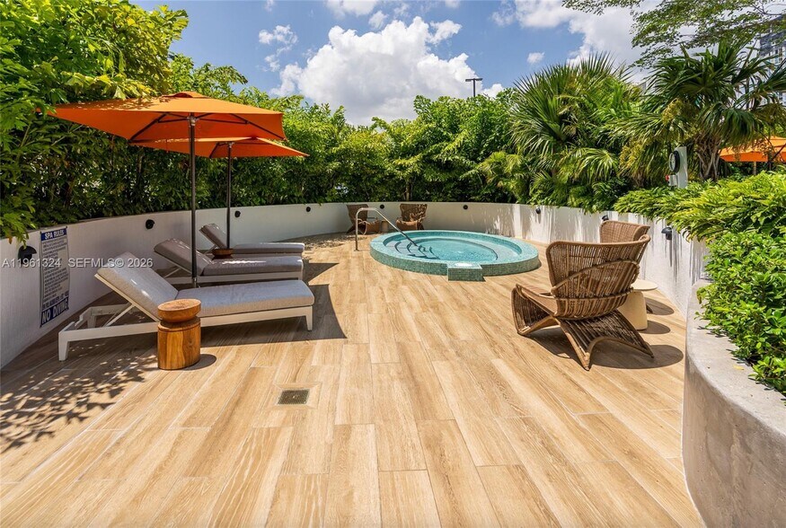 Building Photo - 700 NE 24th St