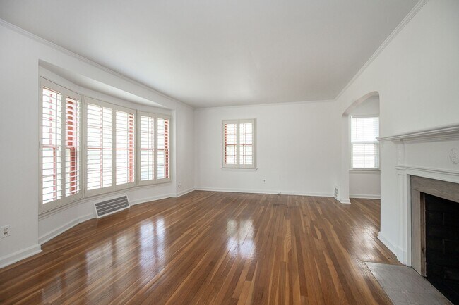 Building Photo - Charming 3 bedroom house Shaker Heights!!