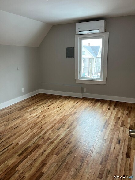 Building Photo - 85 James St