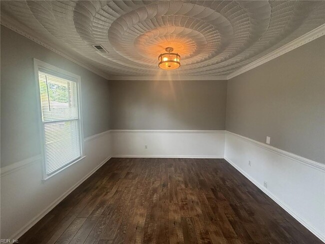 Building Photo - 605 Treemont Ct