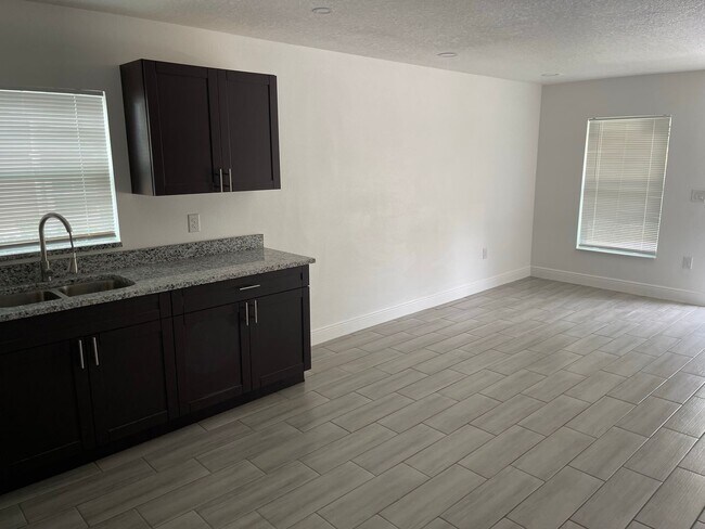 Building Photo - 8417 N Seminole Ave