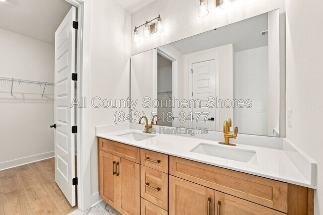Building Photo - 3084 Claredon St