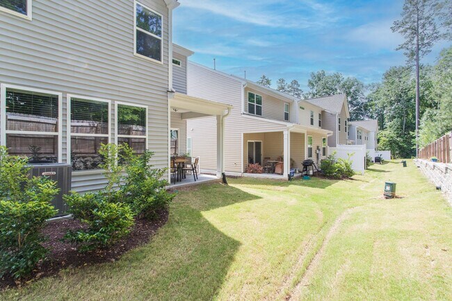 Building Photo - Spacious, Stylish & Move-In Ready! 3BR End Unit Townhome in Durham