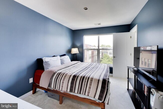 Building Photo - 4550 Longfellow St