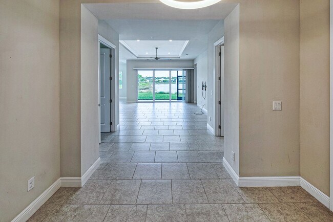Building Photo - 2/2+Den Coach Home Available Annually!