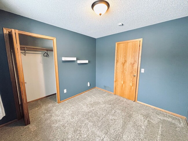 Building Photo - Stunning 4bed 2bath Home, With a Fully Fenced Yard.