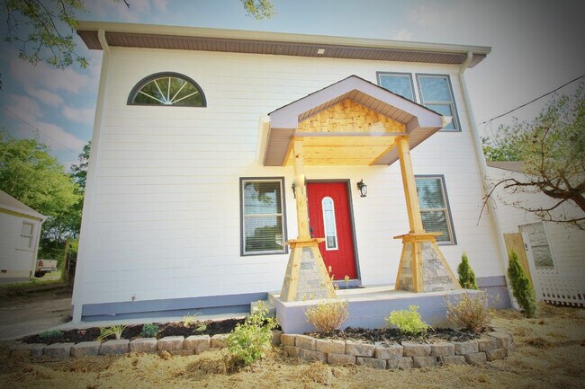 Front - 410 E Trinity Ln