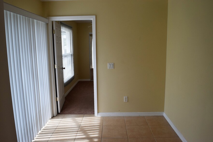 Building Photo - 915 Willow Dr