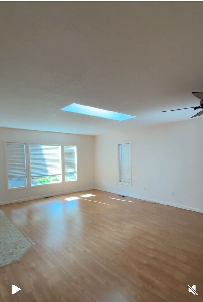 Building Photo - Large Lot Near Downtown Hillsboro