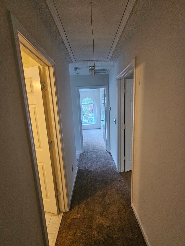 Building Photo - Town Home For Rent