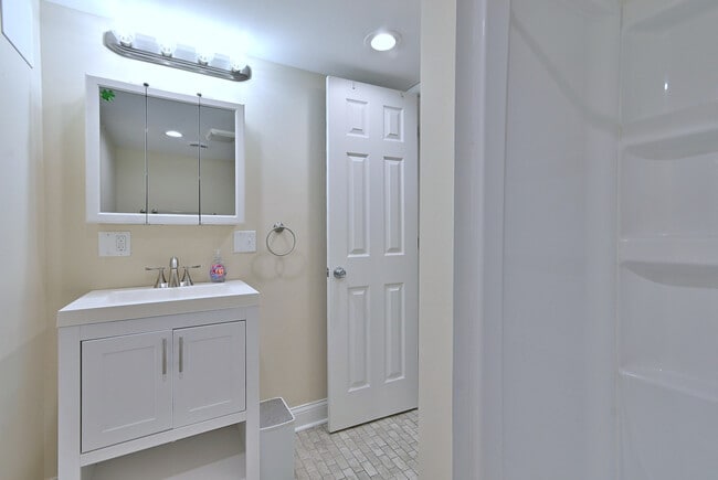 Building Photo - 7103 W Devon Ave