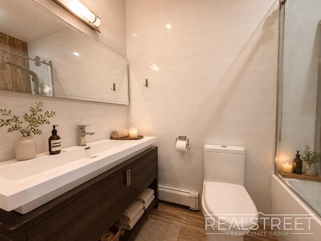 Building Photo - Available Now | Flexible 2BR / Flex 3BR Near the L