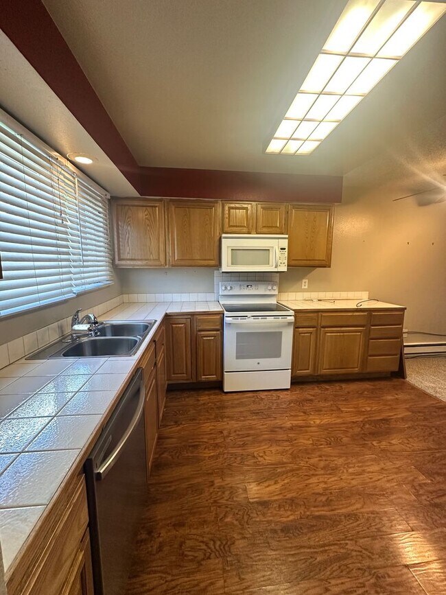 Building Photo - 2 Bedroom 1.5 Bath Townhome