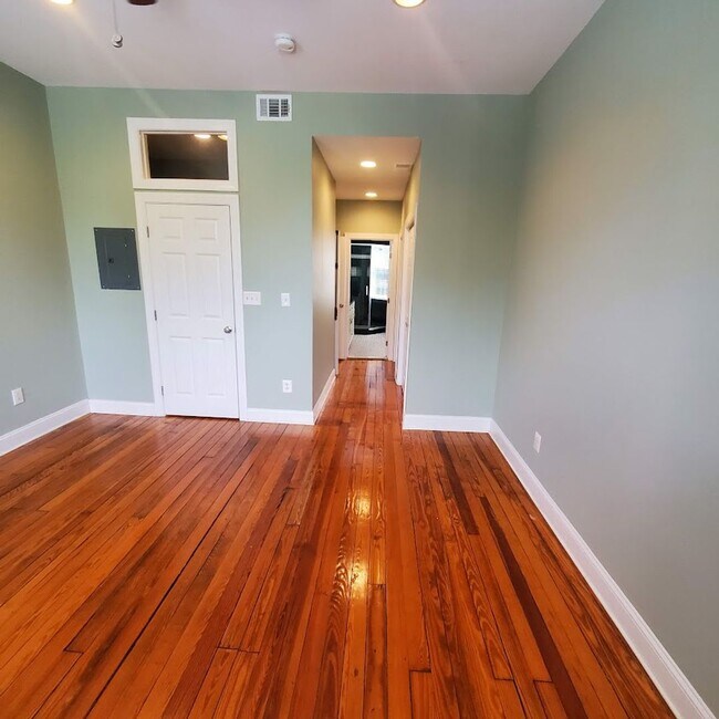 Building Photo - 143 S. Linwood Ave/4 Bed, 4.5 Bath TH in P...