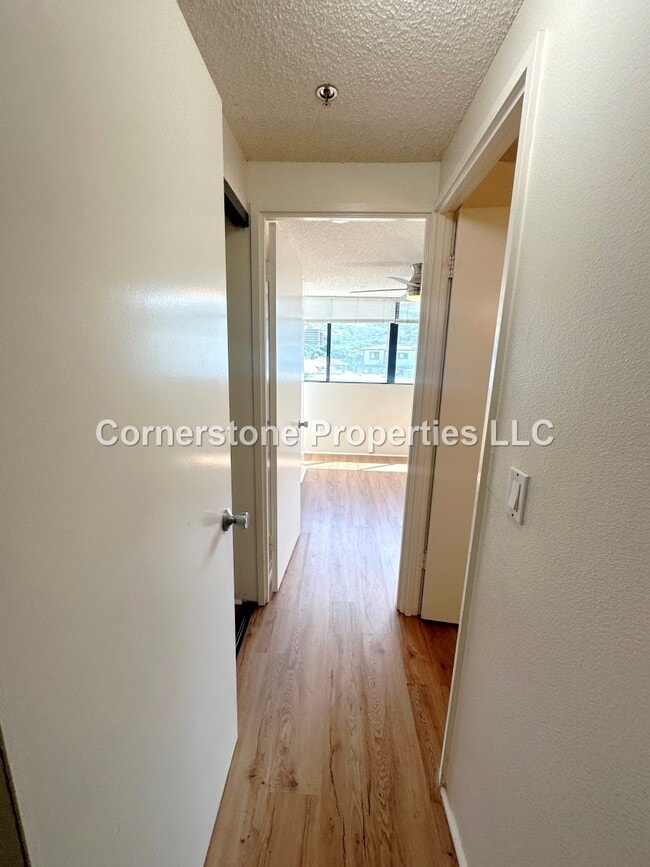 Building Photo - 2860 Waialae Ave