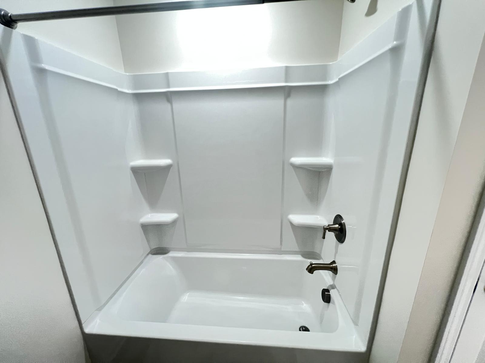 common bathtub - 6527 Wheatly Rd
