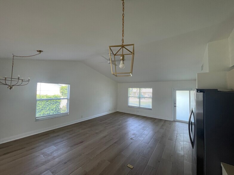 Building Photo - 7399 SE Flamingo Way