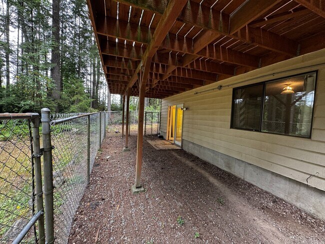 Building Photo - Silverdale Split-Level Home with Bonus Are...