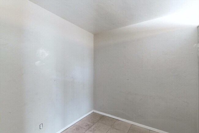 Building Photo - 2609 W Morten Ave