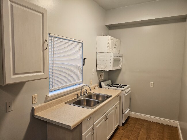 Building Photo - 1511 N Dupre St