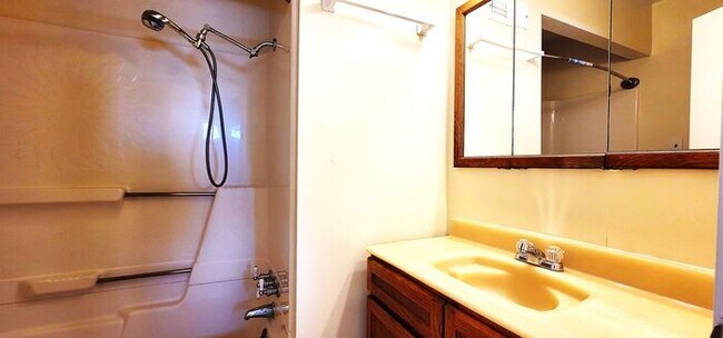 Building Photo - Spacious & Charming 2-Bed/2-Bath Home – Wa...