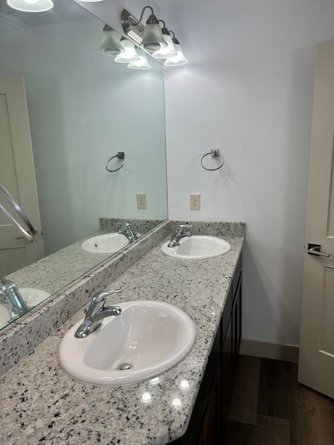 Building Photo - BEAUTIFUL TOWNHOME!