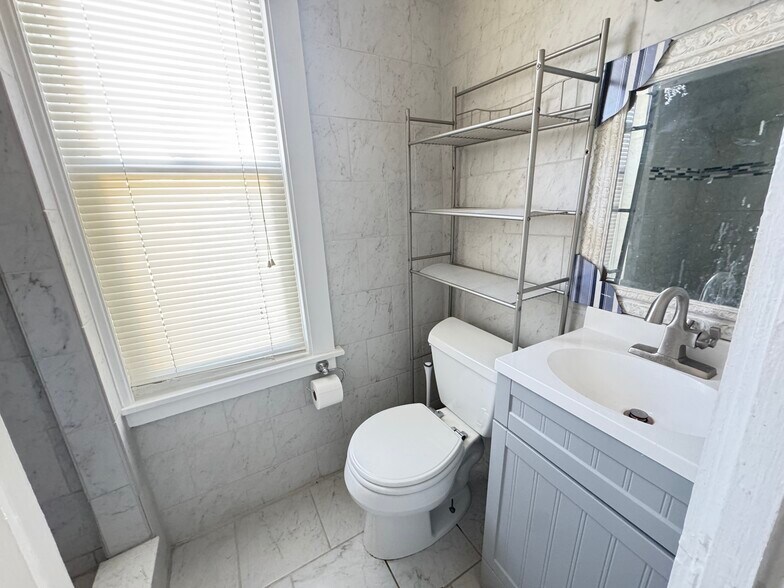 Building Photo - 103 Center St