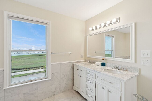 Building Photo - Downtown Charleston Waterfront Townhouse