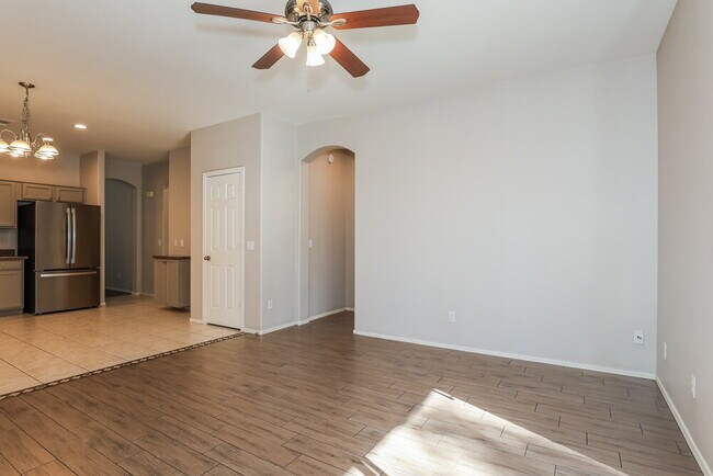 Building Photo - 2427 E Glass Ln