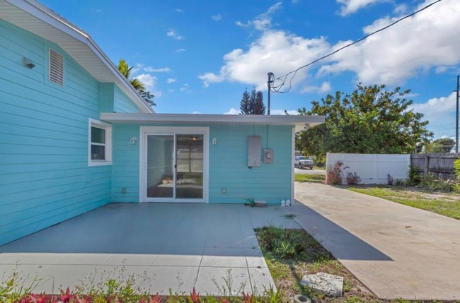 Building Photo - 2132 Coronet Dr