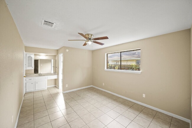 Building Photo - Charming home in Woodland Oaks Subdivision