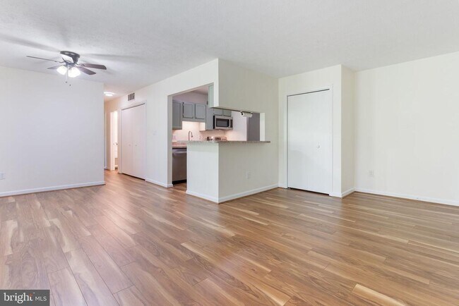 Building Photo - 23240 Rosewood Ct