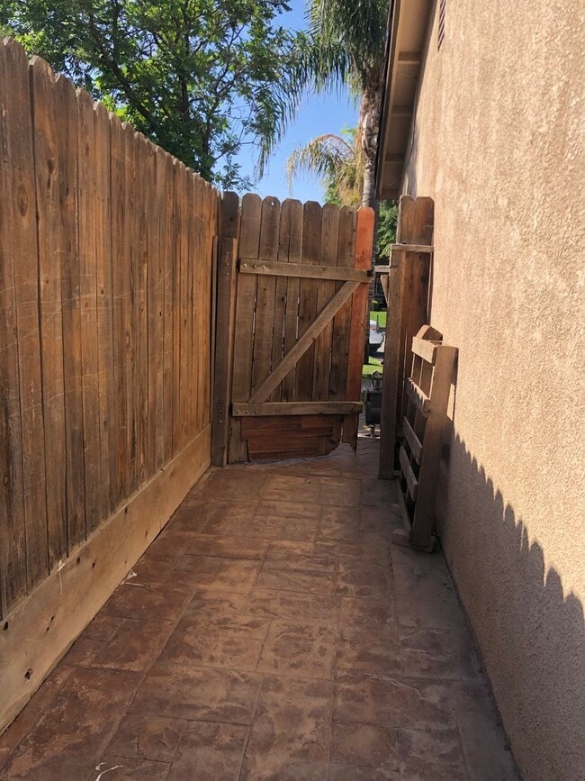 Building Photo - 2 Weeks Free! 4 Bedroom, 2.5 Bathroom Ston...