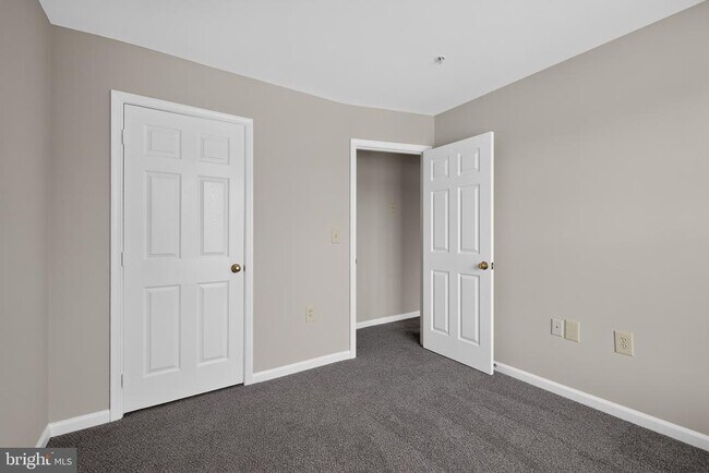 Building Photo - 2434 Sandwich Ct