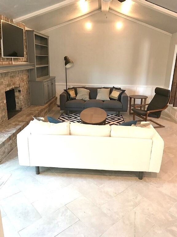 Building Photo - Large Home in West Norman