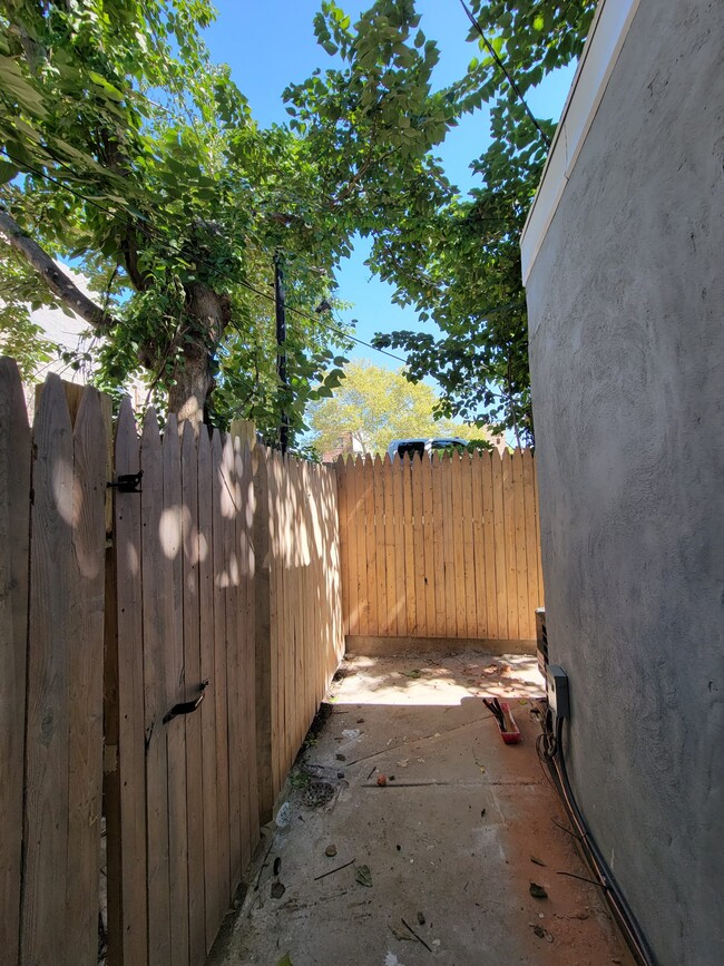 Building Photo - 431 N Holly St