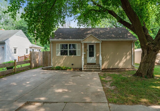 Building Photo - UPDATED 3 BR/1 BATH CENTRALLY LOCATED IN G...