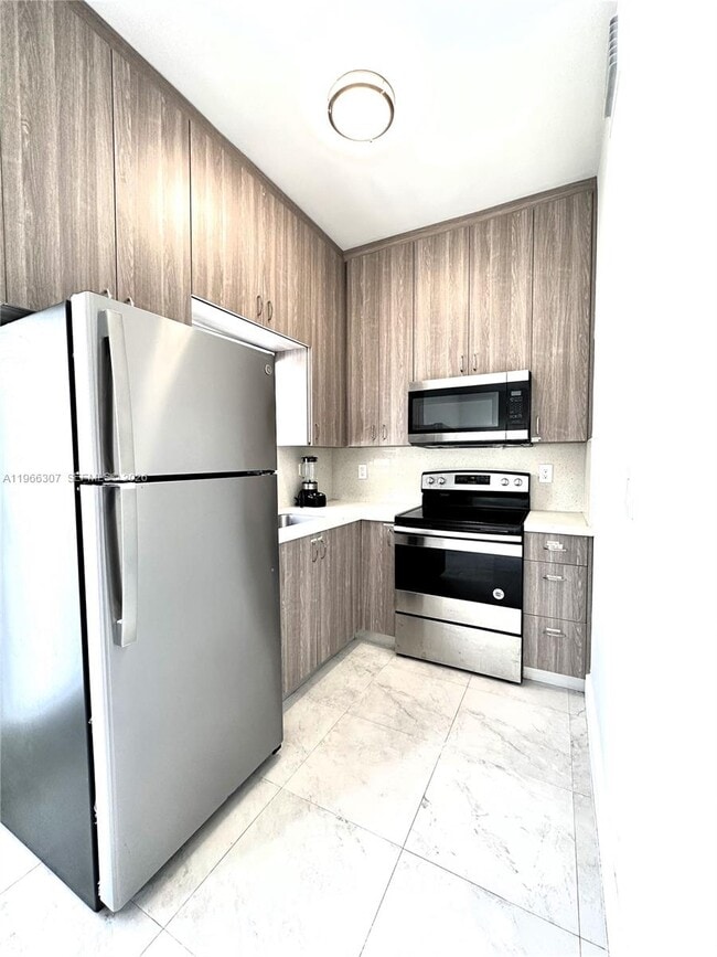 Building Photo - 842 SW 14th Ave