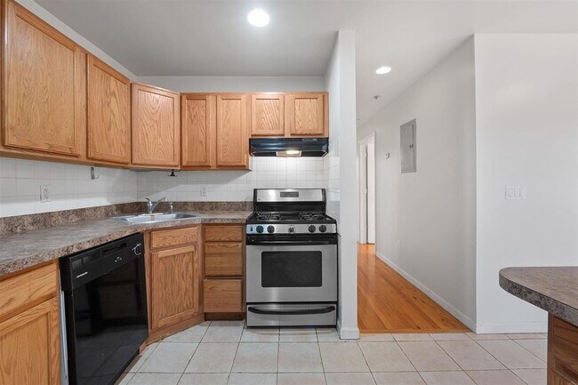 Building Photo - 82 Tuers Ave