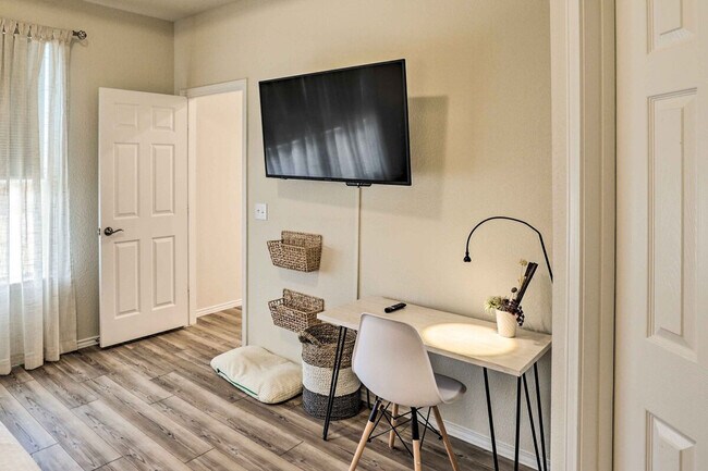 Building Photo - 1129 Bluespire Dr