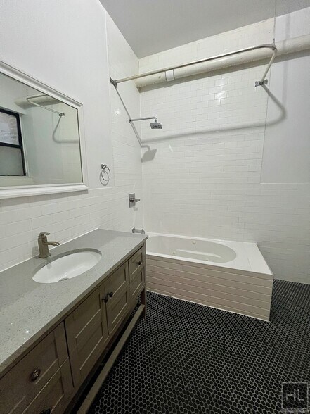 Building Photo - 3BR 1BA Massive Backyard w/ Performance Stage