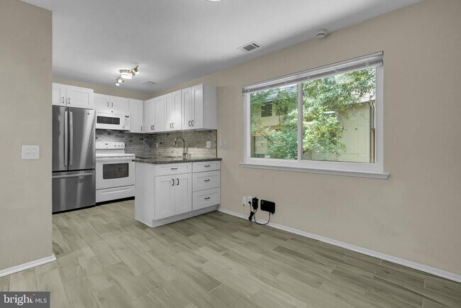 Building Photo - 2665 Glengyle Dr
