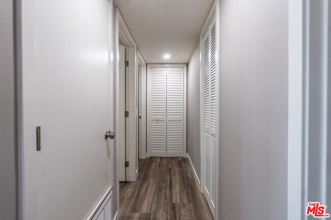 Building Photo - 20454 Strathern St