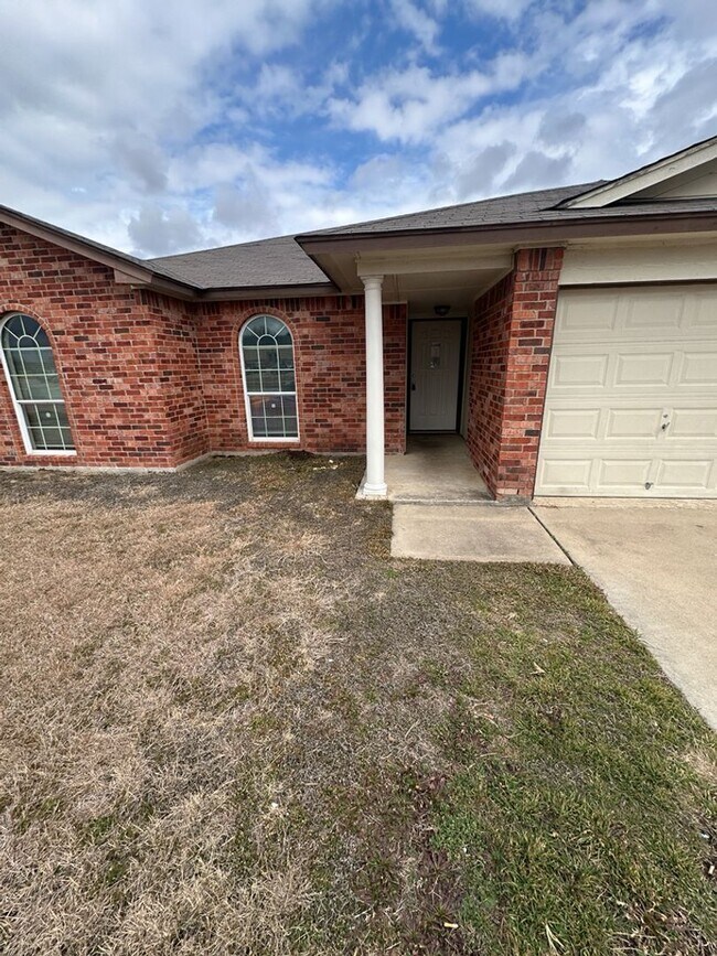 Building Photo - 4 Bed 2 Bath Available Now!