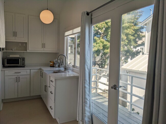 Building Photo - 411 Linnie Canal