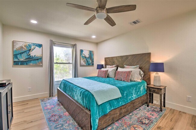 Building Photo - Gorgeous Cove on Main Body Water